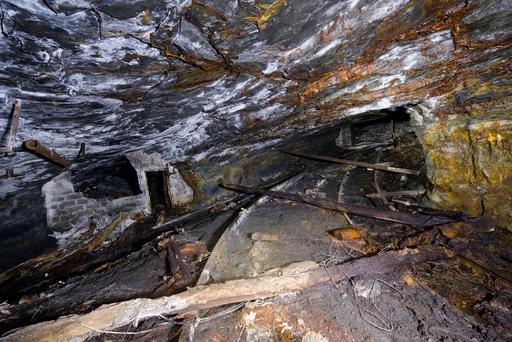 The coal mine gangway joins with an inner slope.