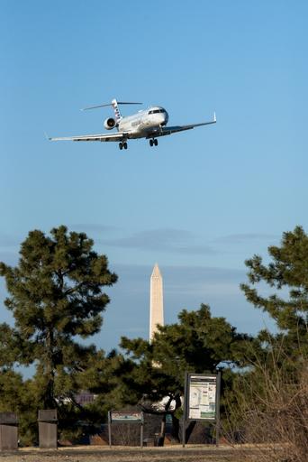 An American Eagle (PSA N543EA) CRJ-700 flies over the Washington Monument on final approach into DCA runway 19.