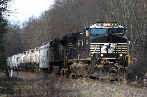 11Z Southbound at Glenburn Station, milepost 662. 11Z was quite short today, lacking any DPU's or a trailing unit.