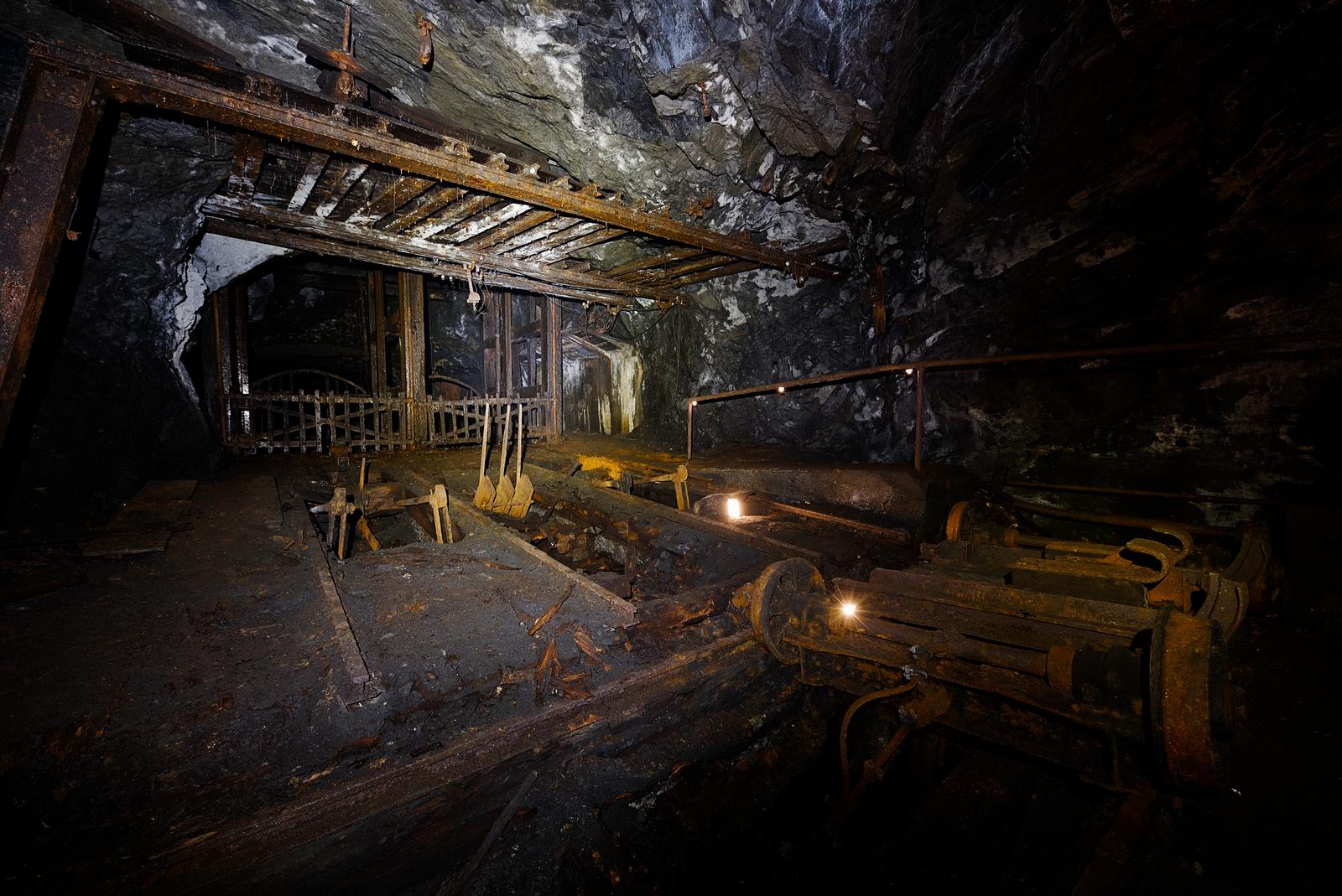This transfer station moved carts back and forth between tracks when going up and down the shaft. It was powered by a hoist (left, not pictured).