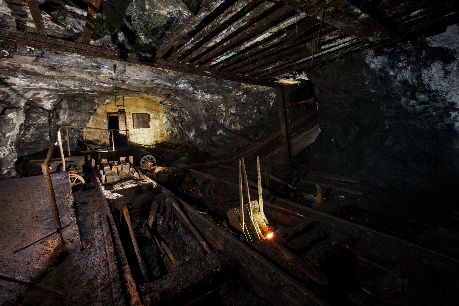 This transfer station moved carts back and forth between tracks when going up and down the shaft. It was powered by a hoist atop an incline plane (right, not pictured).
