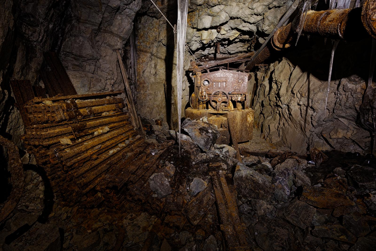 Gold Mine Locomotive & Icicles