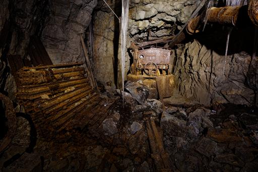 Gold Mine Locomotive & Icicles