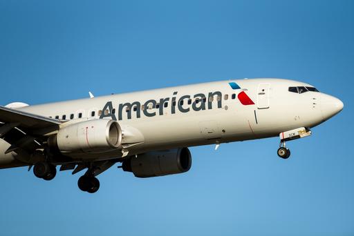 American Airlines Boeing 737-800 (N965AN) on final approach to DCA runway 19.